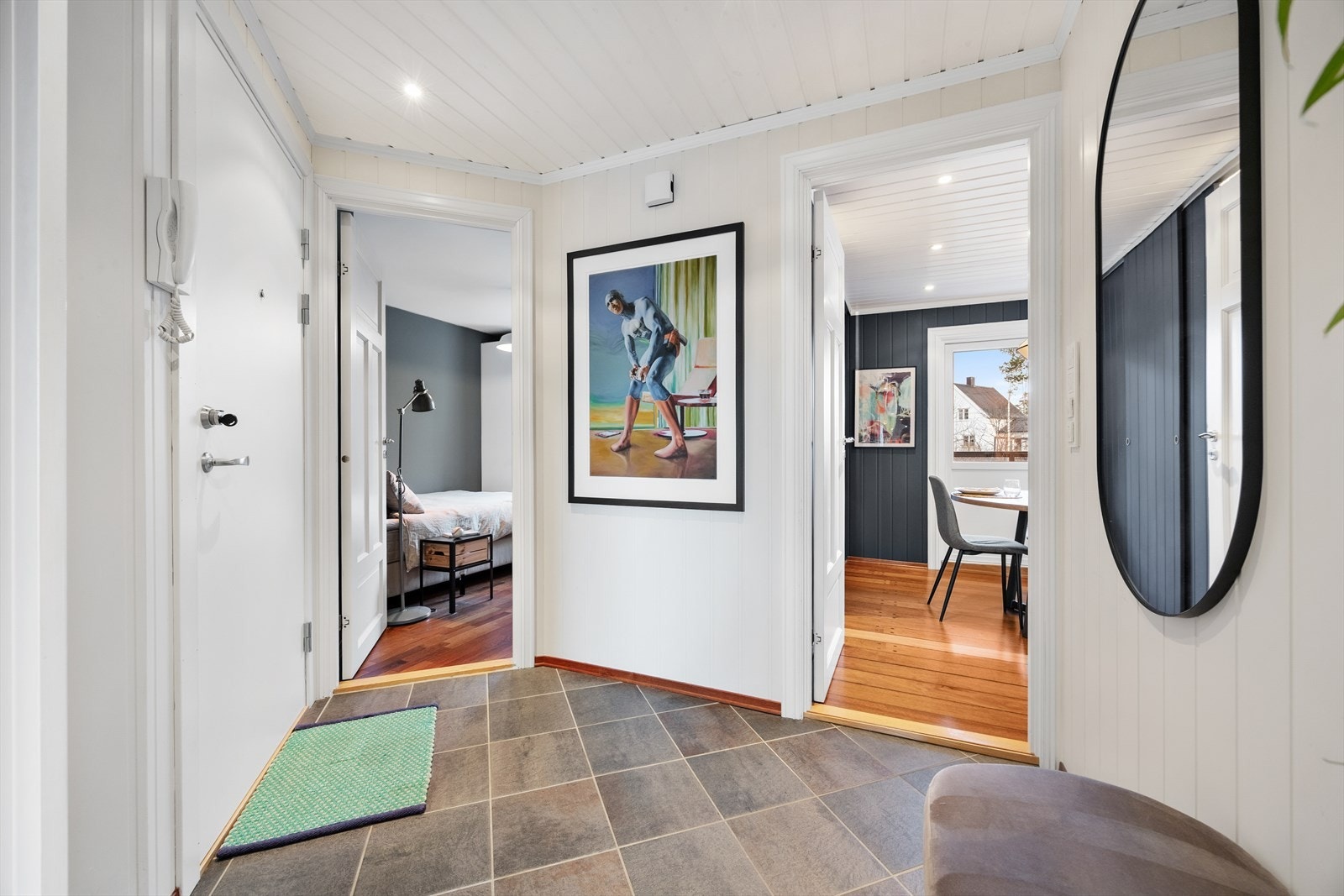 Fra entréen er det adkomst til stue, kjøkken, ett bad og en gang som leder til to av soverommene. Galleribilde