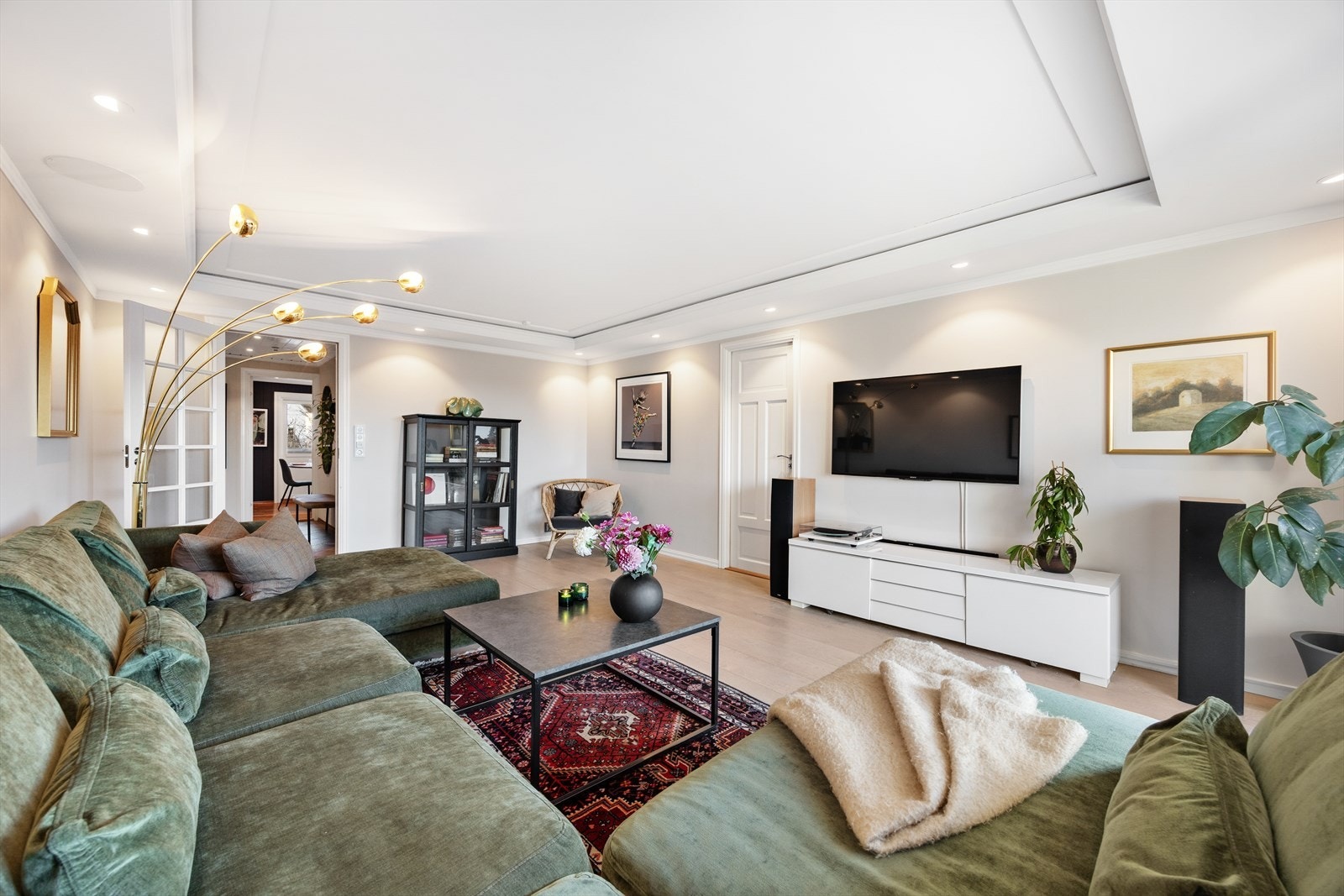 Stuen er et lyst og romslig samlingspunkt med parkettgulv og varmekabler. Galleribilde