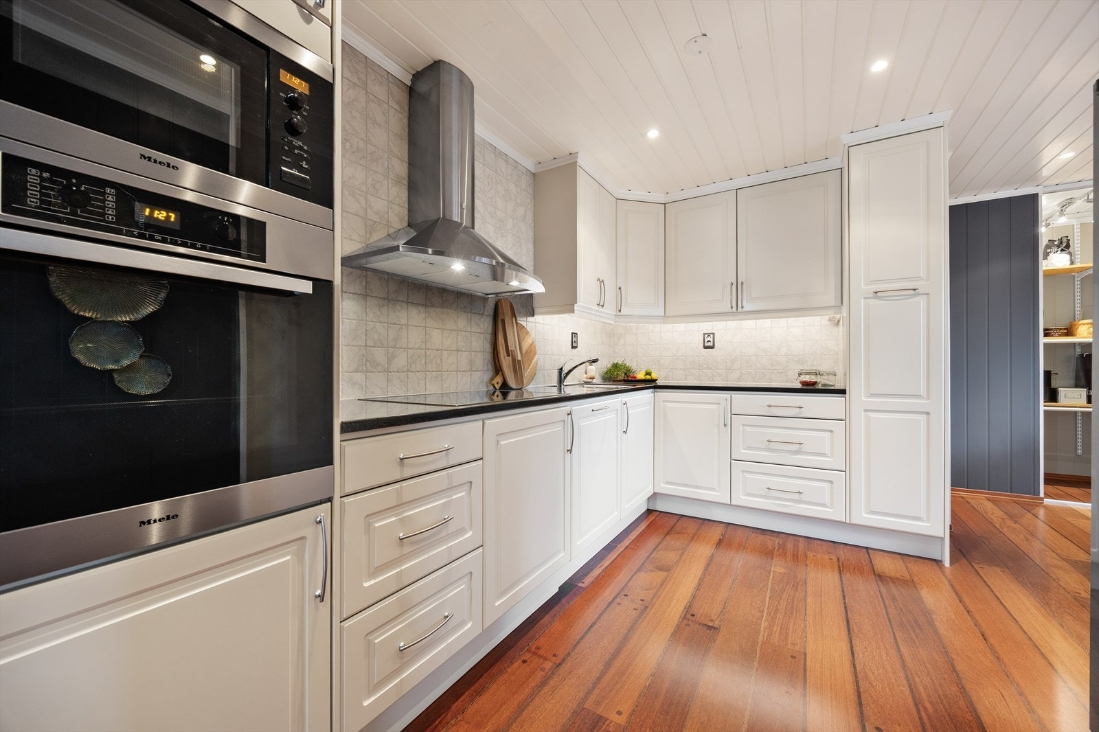 Kjøkkenet er utstyrt med integrert stekeovn og mikro i ergonomisk høyde. Galleribilde