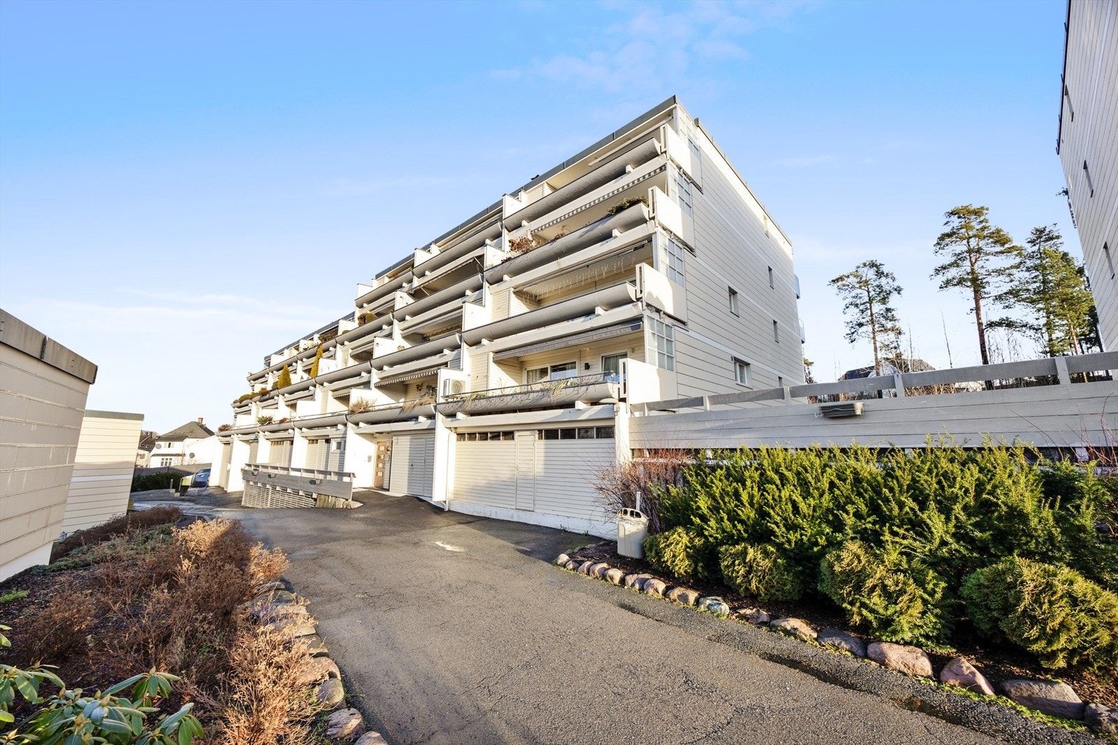 Leiligheten ligger i et veletablert boligbygg fra 1979, forblendet med teglstein. Galleribilde