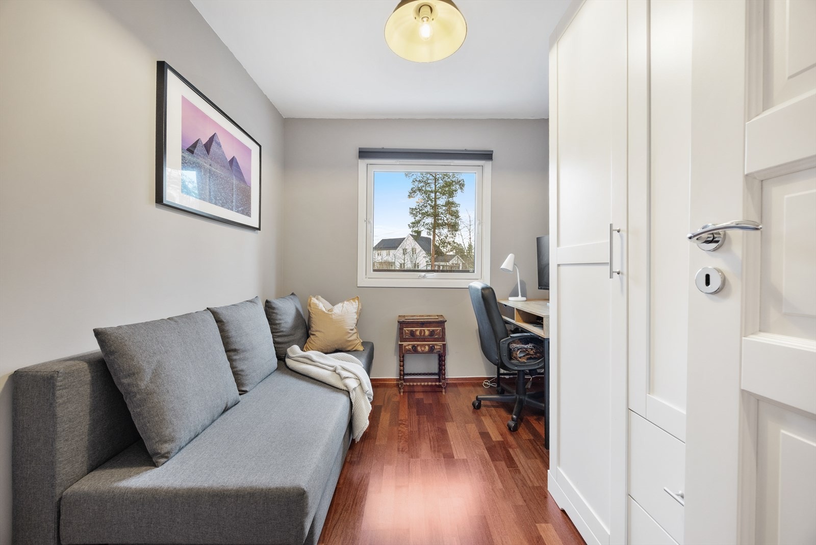 Her er det god plass til både seng, garderobeløsning og en kontorplass ved vinduet. Galleribilde