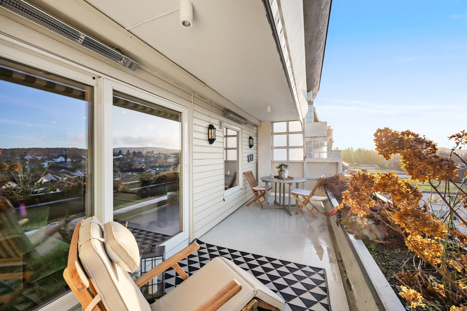 Balkongen er en forlengelse av stuen, med plass til både avslapning og sosiale sammenkomster. Galleribilde