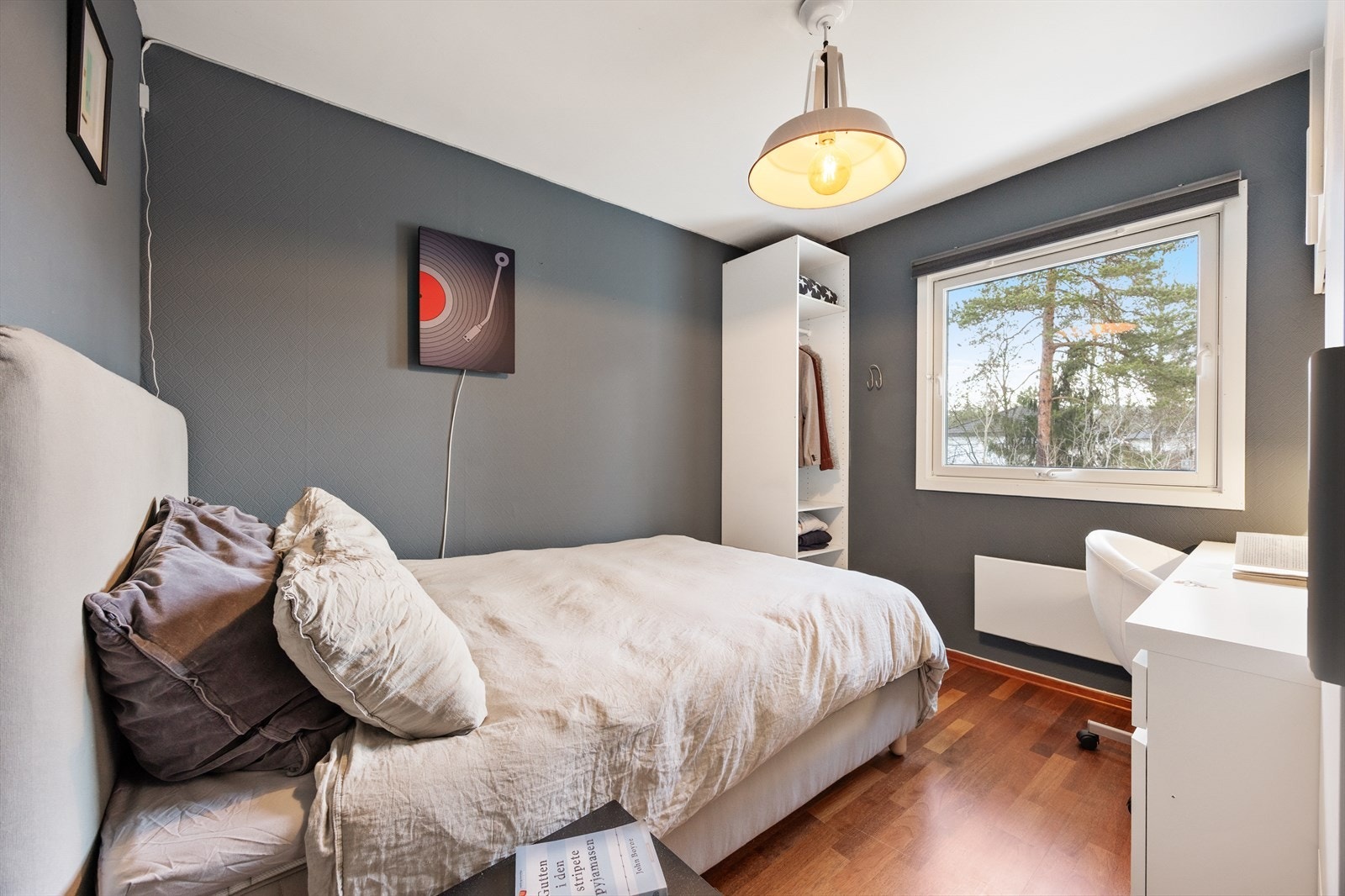 Det andre soverommet har en god størrelse og kan innredes som soverom, kontor eller gjesterom. Galleribilde