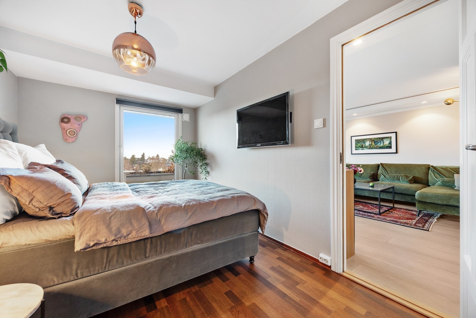 Rommet har en behagelig atmosfære med parkett på gulvet og malte overflater. Galleribilde