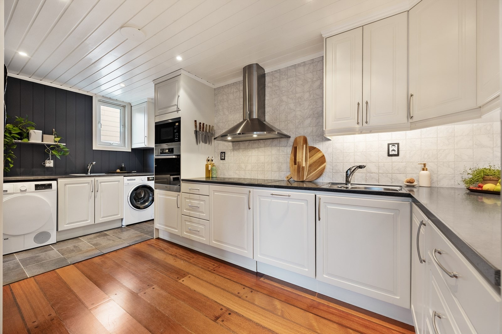 I en egen del av kjøkkenet er det opplegg for både vaskemaskin og tørketrommel. Galleribilde