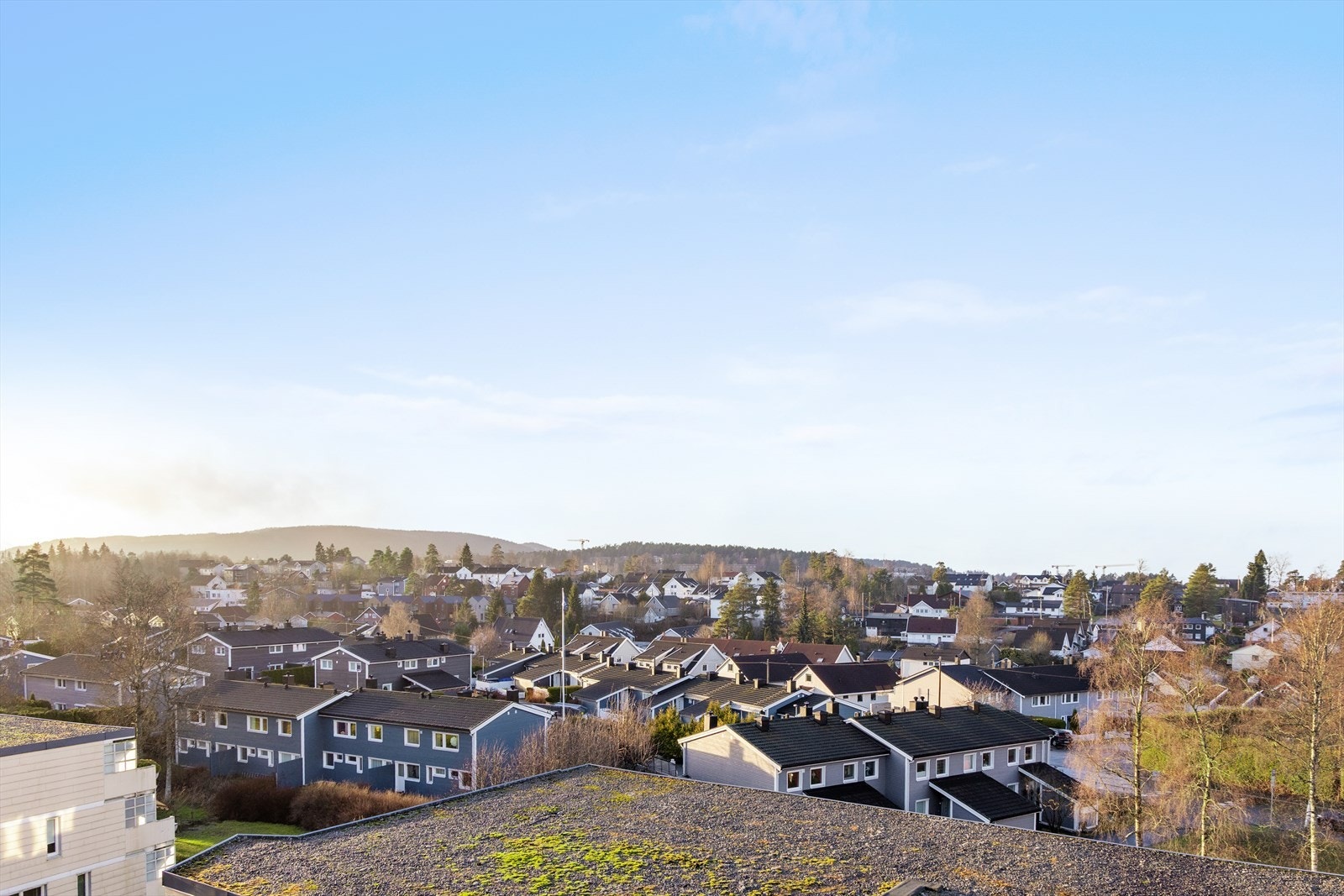 Beliggenheten gir en god balanse mellom rolige omgivelser og nærhet til servicetilbud. Galleribilde