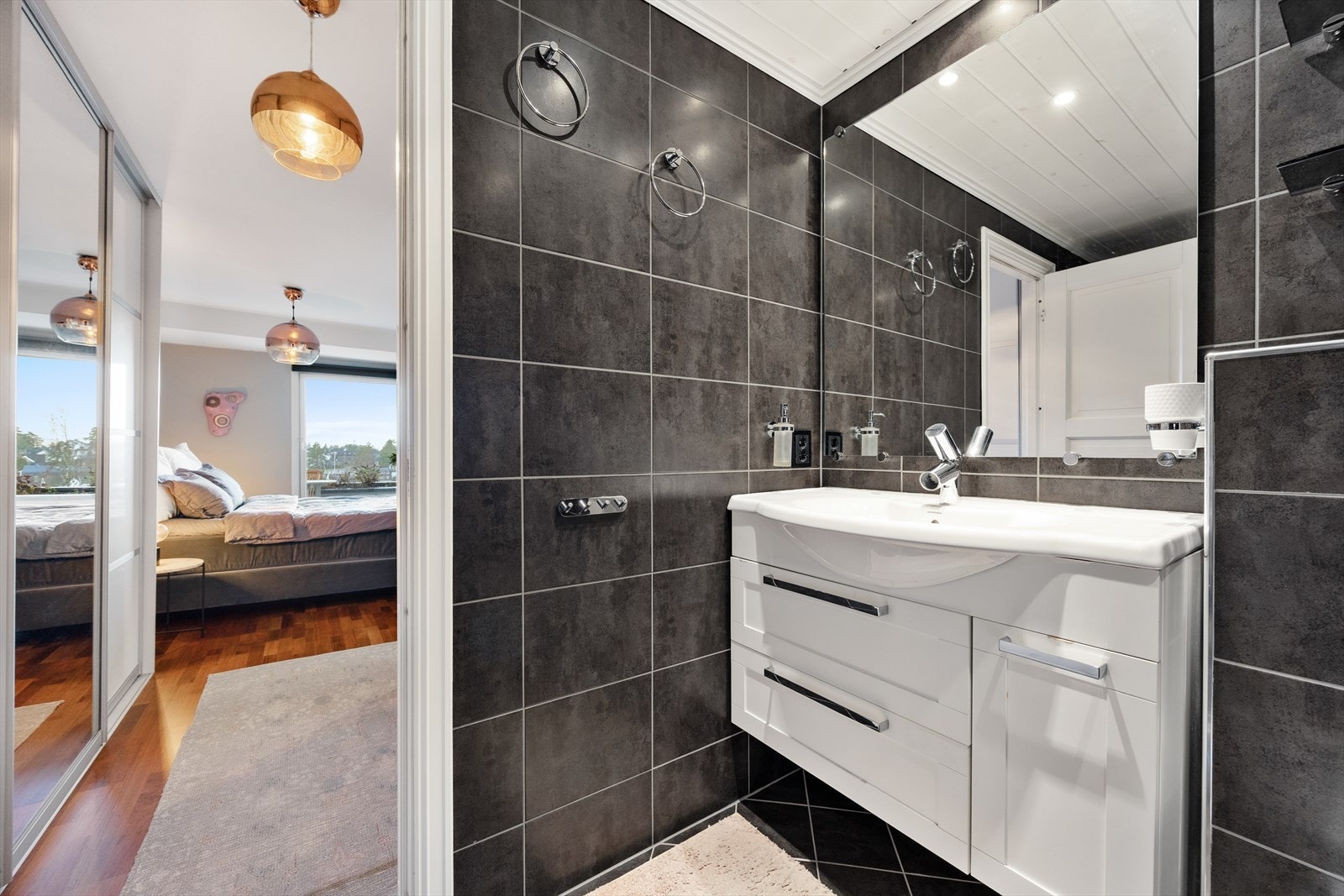 Innredningen har profilerte fronter, og gulvet har varmekabler for ekstra komfort. Galleribilde