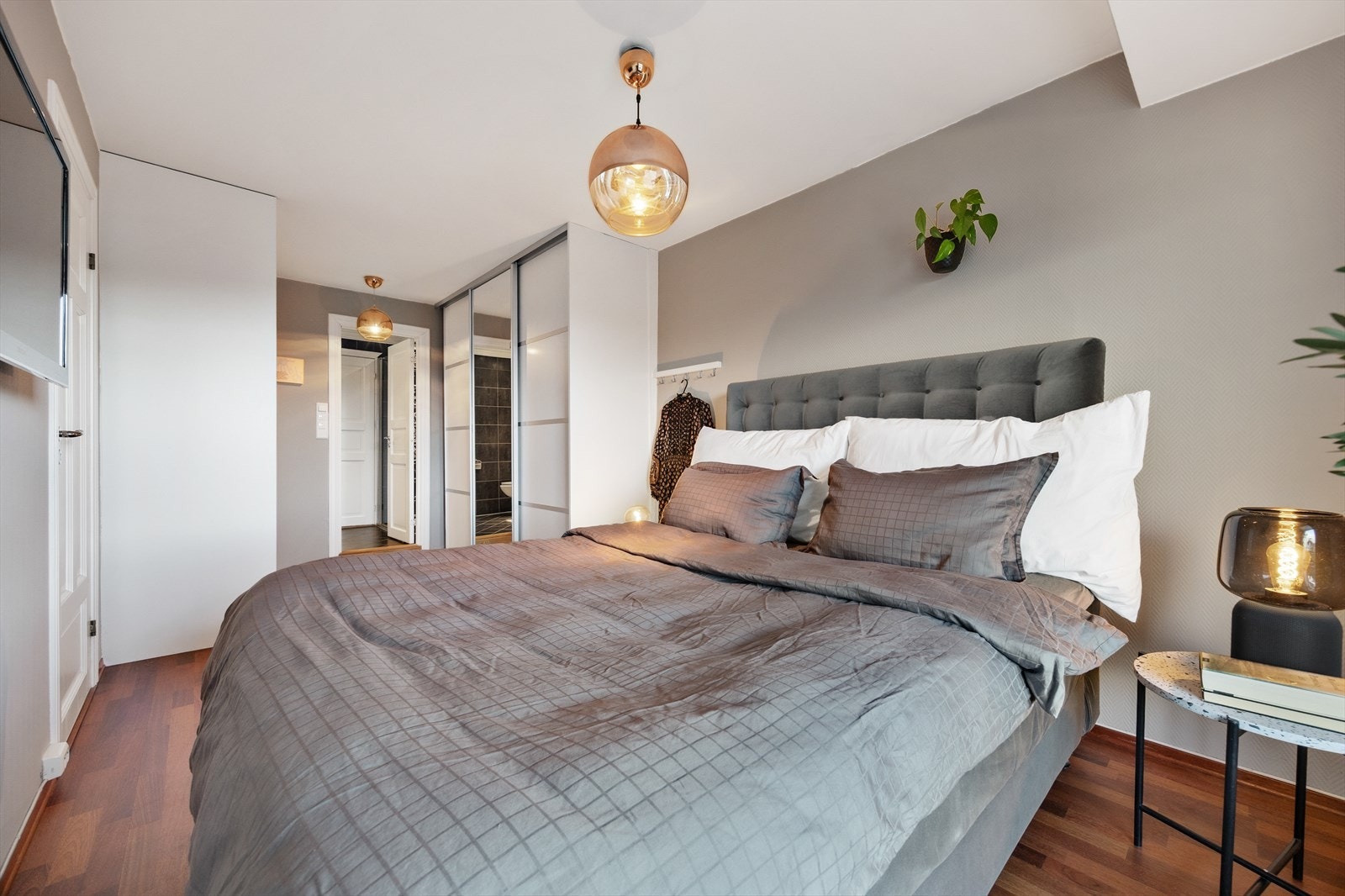 Fra soverommet er det privat adkomst til ett av leilighetens to bad. Galleribilde