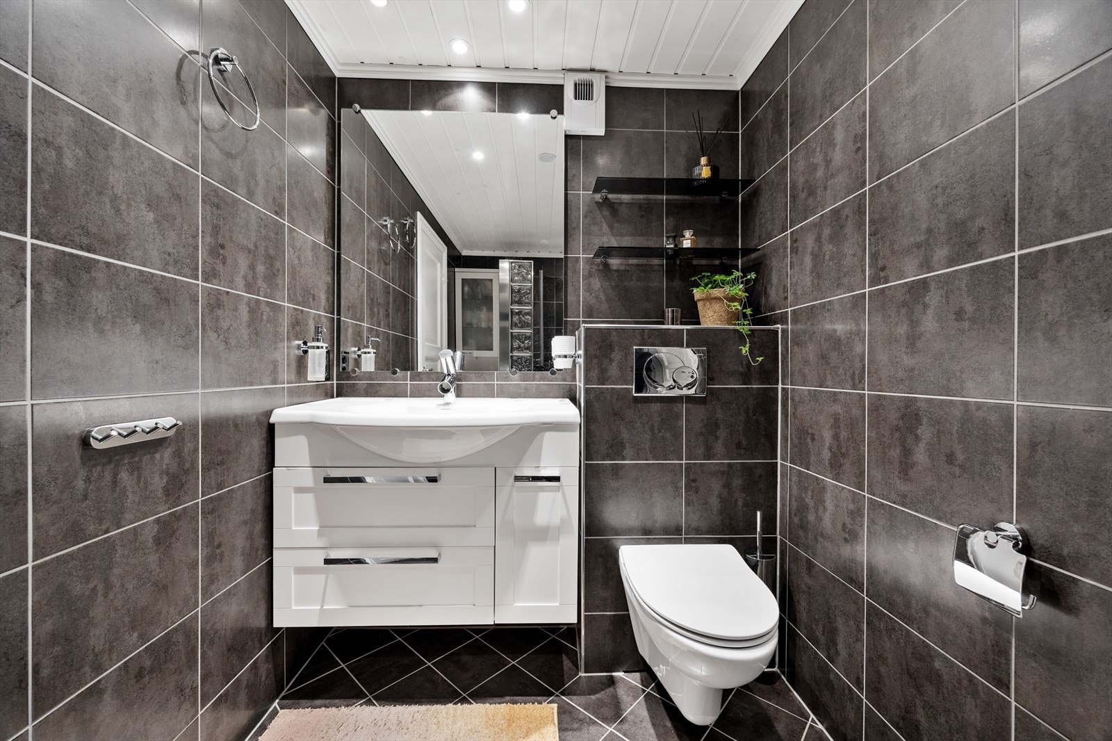 Badet tilknyttet hovedsoverommet ble pusset opp i 2010 og har flislagte overflater. Galleribilde