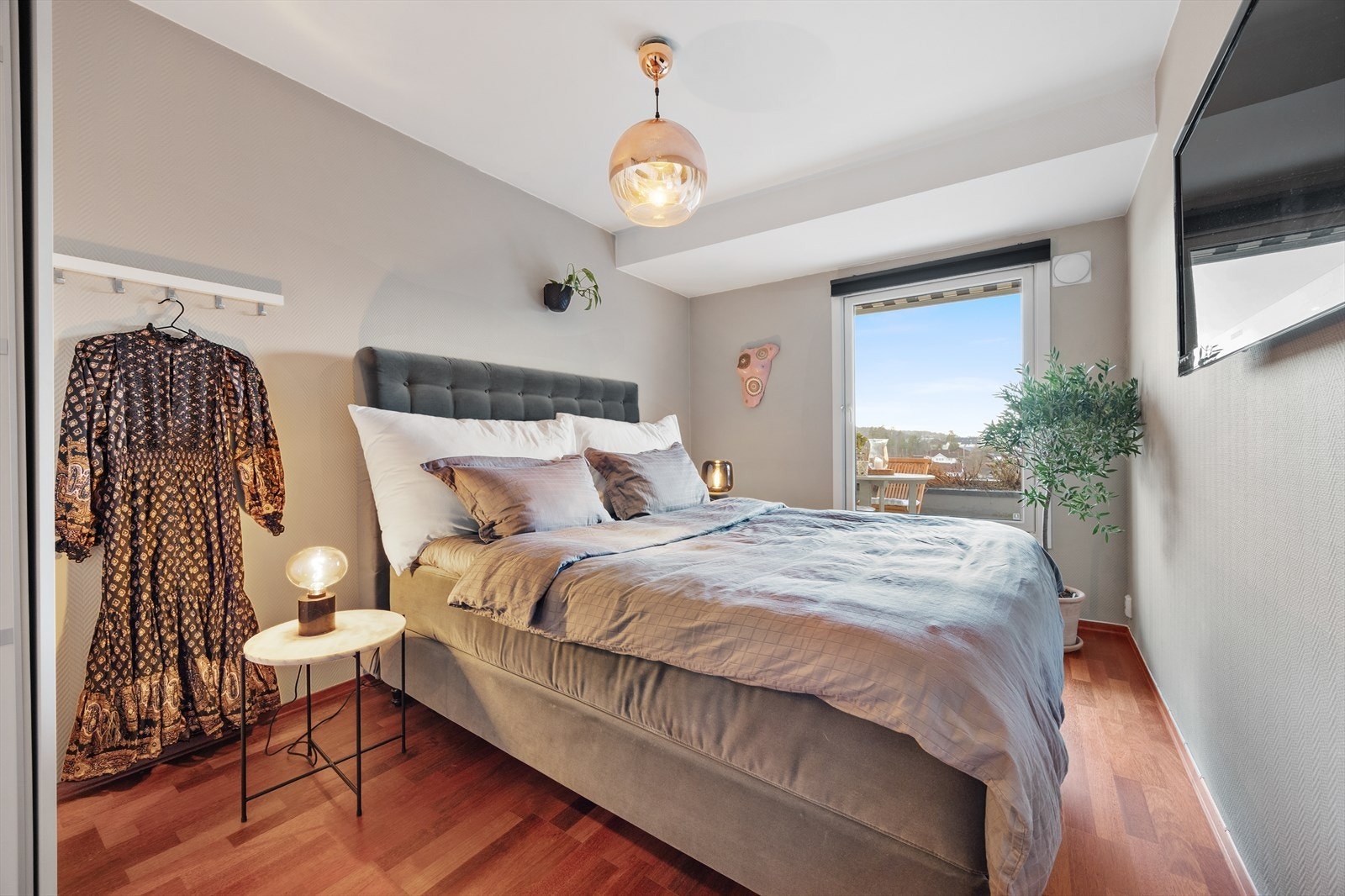 Hovedsoverommet har direkte adkomst fra stuen og god plass til dobbeltseng. Galleribilde