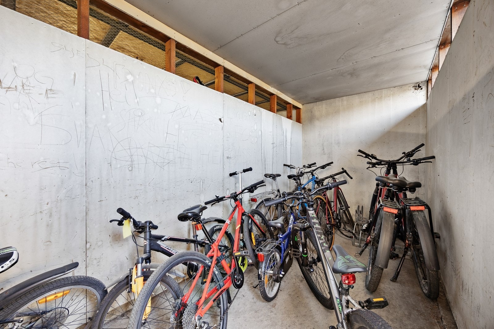 Borettslaget har felles, overbygget sykkelparkering for beboerne. Galleribilde