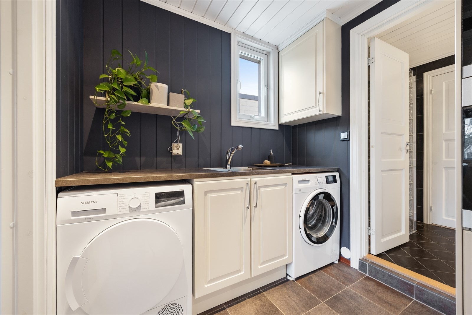 Denne løsningen frigjør plass på badene og samler praktiske funksjoner. Galleribilde