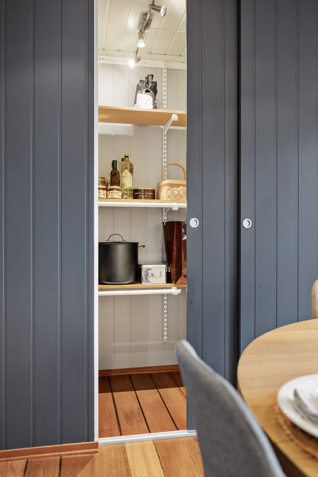 De justerbare hyllene i spiskammeret gir fleksible oppbevaringsmuligheter. Galleribilde