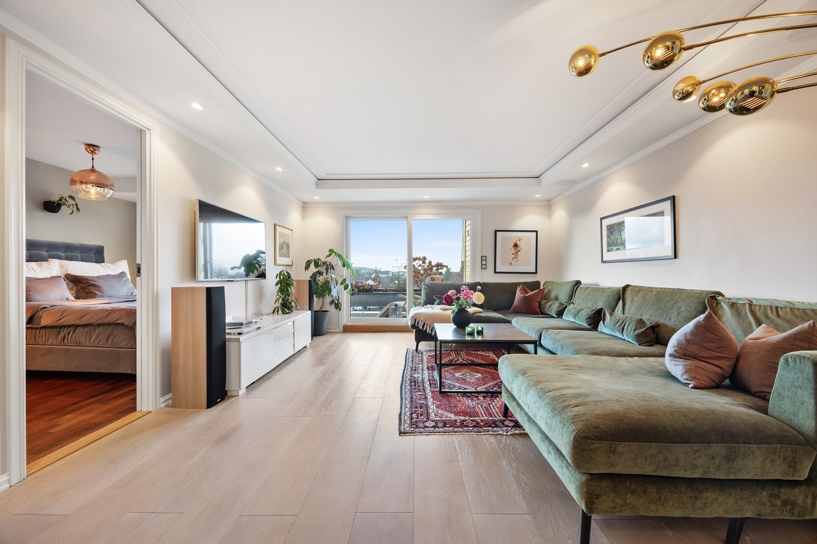 Rommet har en himlingshøyde på cirka 2 meter og er enkelt å møblere med plass til en stor sofagruppe. Galleribilde