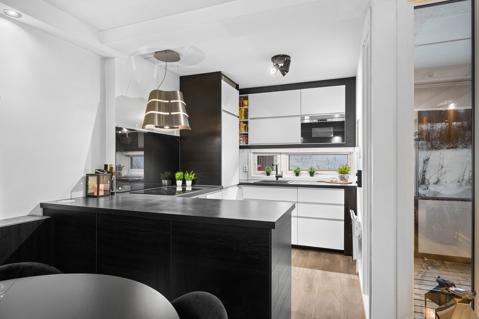 Kjøkkenet er fra 2014, og har stilren og tidløs innredning. Her er det hvite skapfronter, og de sorte skrogene bryter opp og gir en fin kontrast. Galleribilde