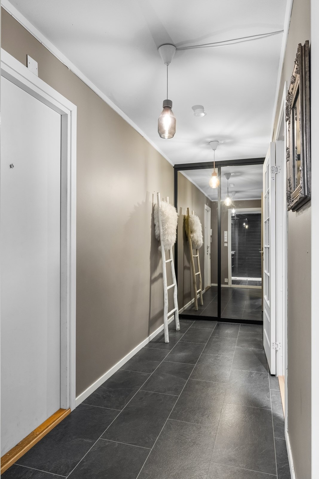 Entreen for øvrig er også av god størrelse, med praktisk skyvedørsgarderobe innerst. Galleribilde