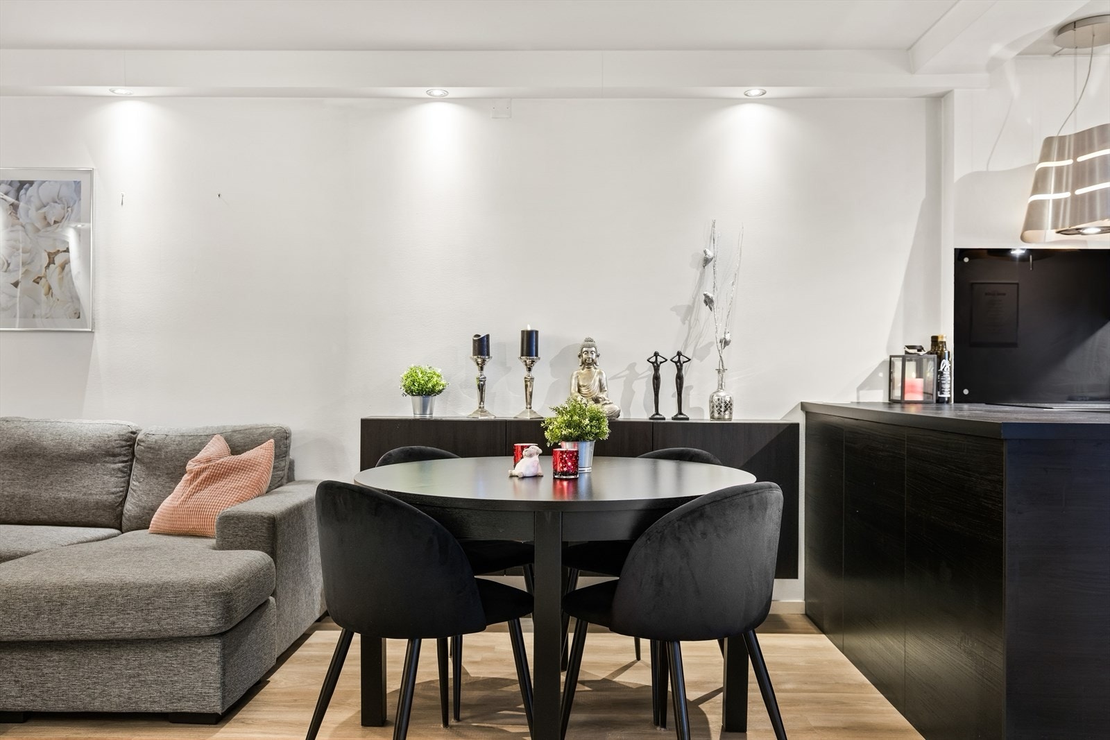 Stuen har lyse og nøytrale overflater. Det er også montert praktiske oppbevaringsløsninger på veggen som står fint i stil med kjøkkeninnredningen. Galleribilde