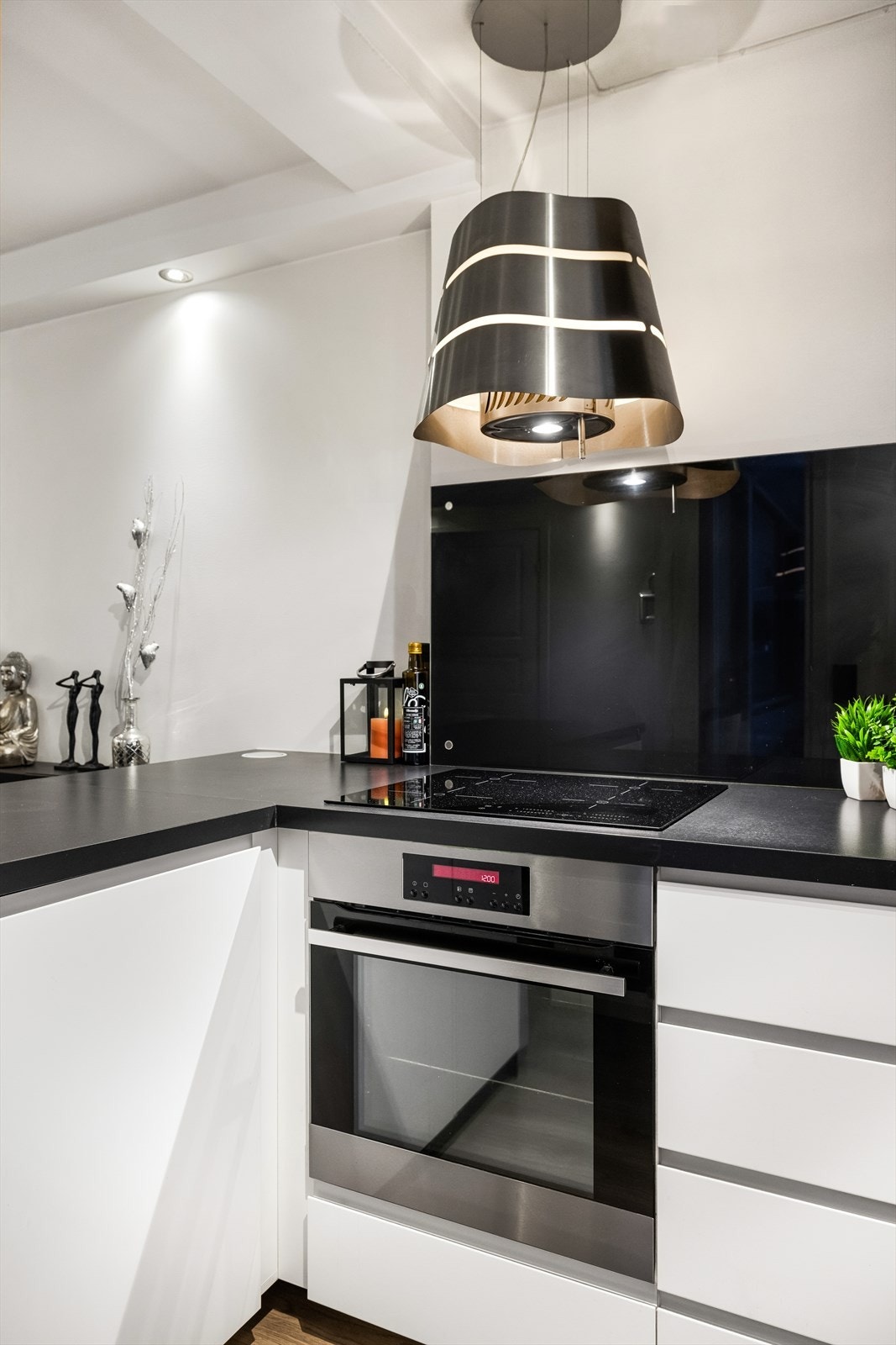 Det er også godt med oppbevaringsplass, og flere praktiske løsninger som bl.a. pop-up stikkontakter i benkeplaten. Galleribilde