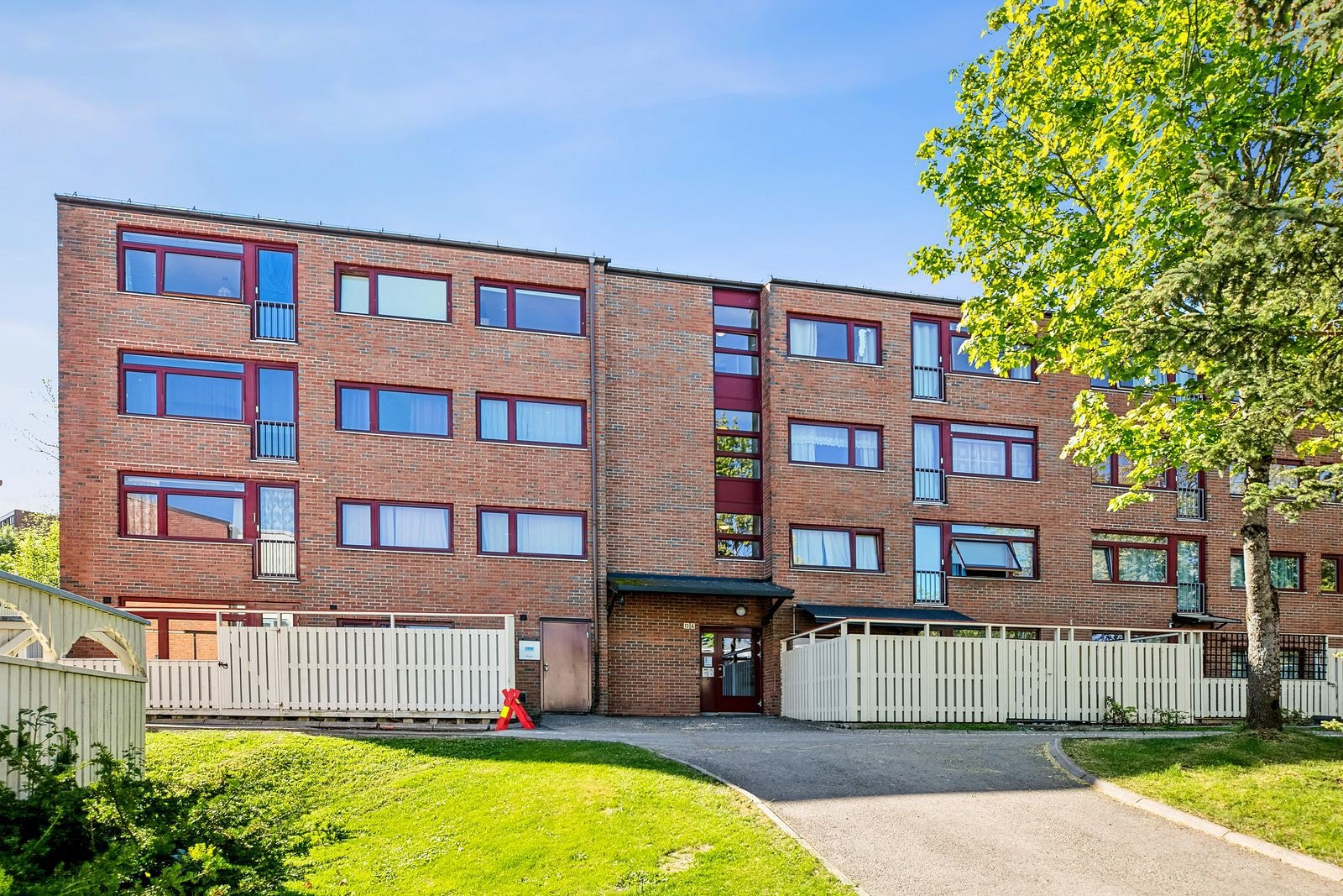 Boligen ligger i et attraktivt og veldrevet borettslag på Lindeberg i Oslo. Her bor du tett på Østmarka, og har samtidig både buss og t-bane i kort gangavstand fra boligen. Galleribilde