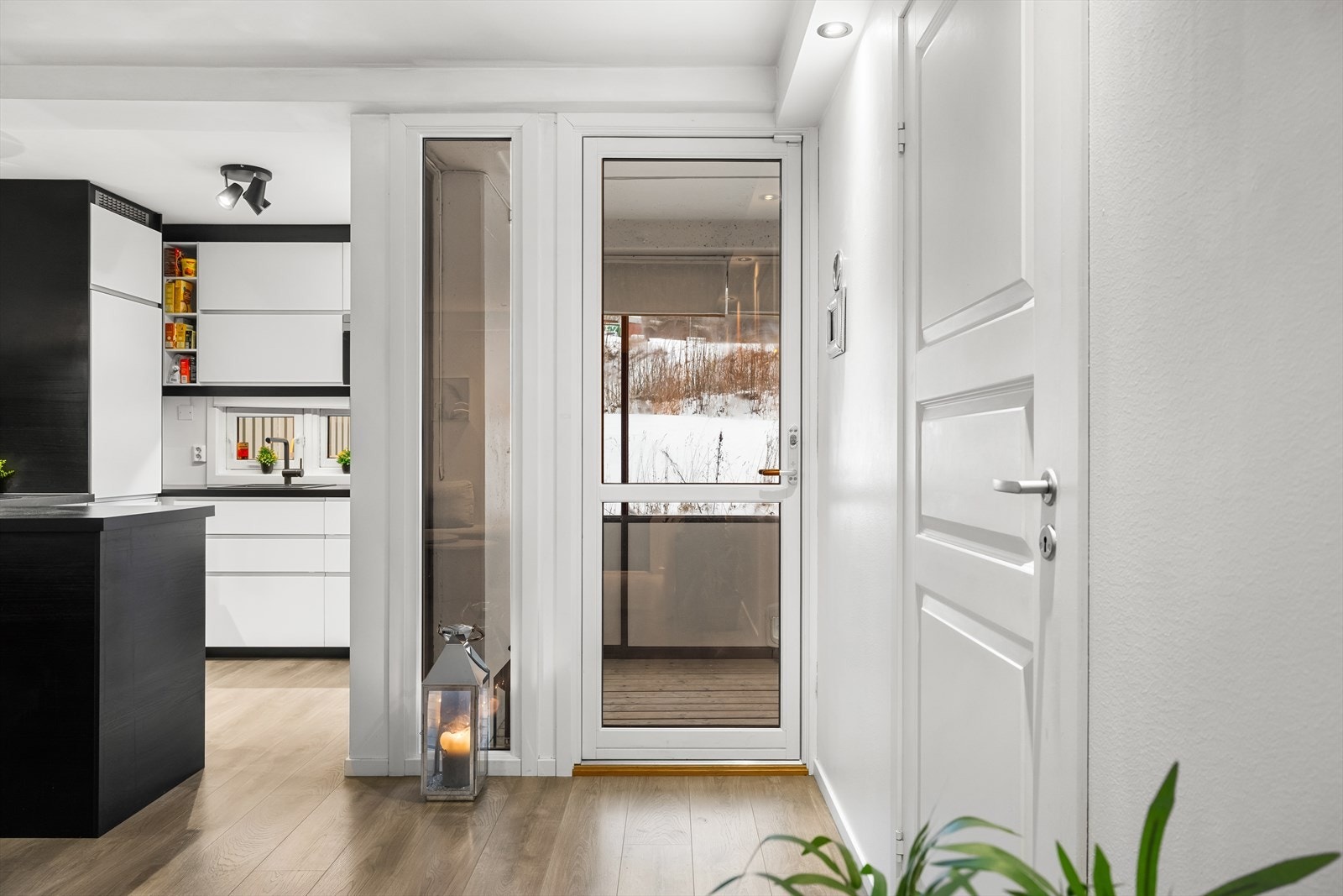 Mellom stuen og kjøkkenet har du utgang til vinterhage og egen hage. Galleribilde