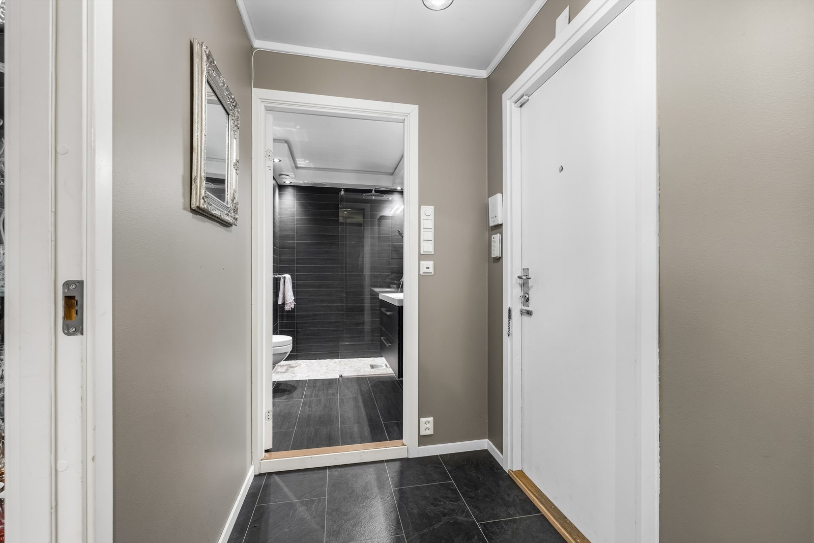 Det er også tilgang til badet via entreen. Galleribilde