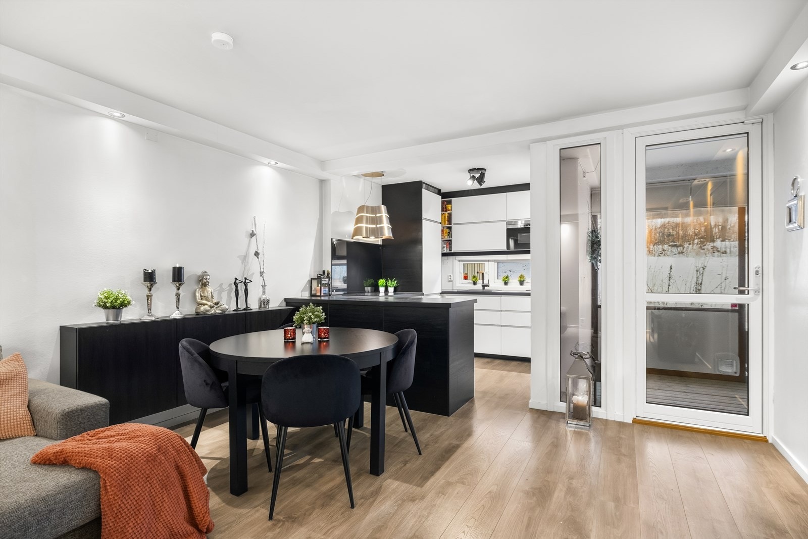 I stuen er det god plass til en større hjørnesofa, og mellom stuen og kjøkkenet får du også fint plass til spisestueløsning. Galleribilde