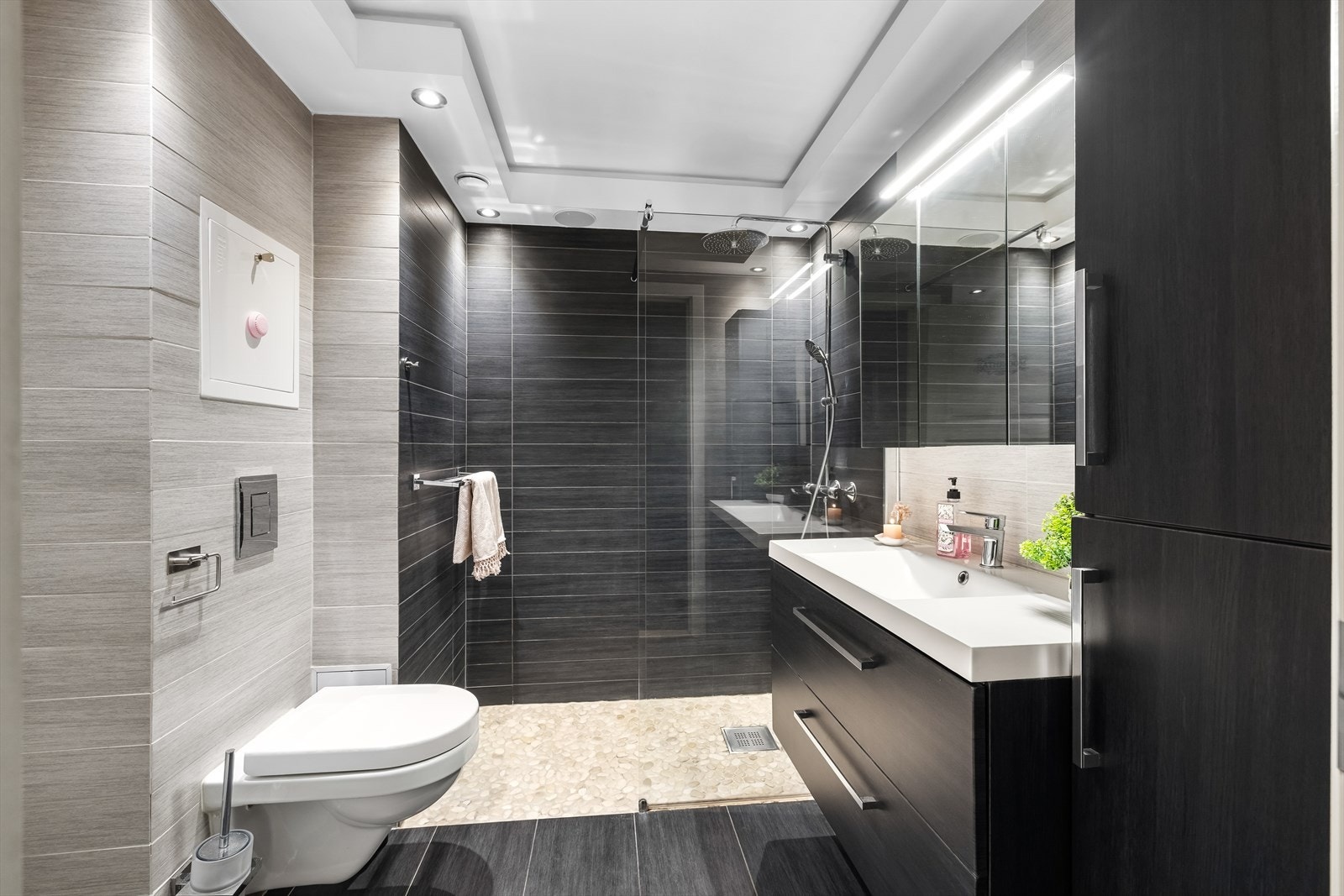 Badet er meget pent utført. Det ble pusset opp i 2014/2015, med nytt sluk og membran, varmekabler, nye overflater og ny innredning. Det er også montert integrert lydanlegg i taket med Bluetooth-tilkobling. Galleribilde