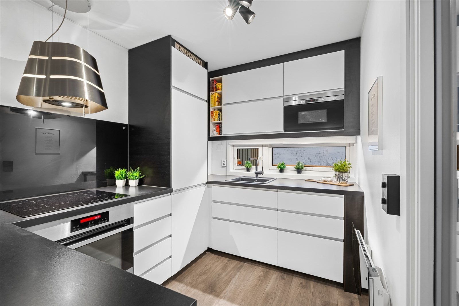 Kjøkkenet er svært godt utstyrt. Samtlige hvitevarer er integrerte; komfyr og platetopp, kjøl/fryseskap, mikrobølgeovn og oppvaskmaskin. Galleribilde