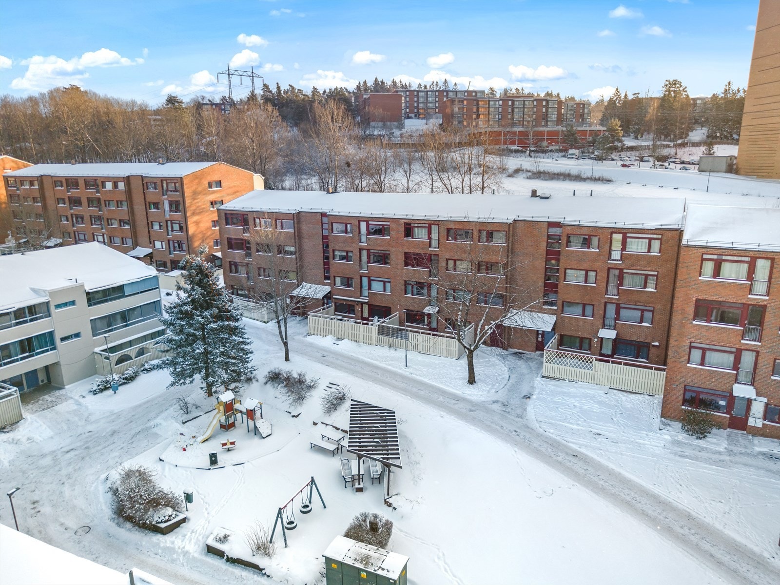 Inngangsparti i byggets underetasje, hvorfra det kun er én trapp opp til boligen. Galleribilde