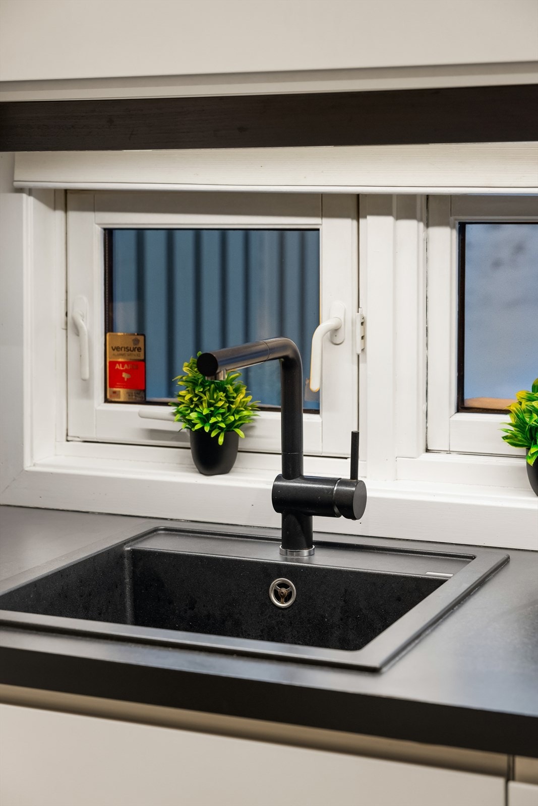 Over benkeplaten er det koselige vinduer vendt ut mot hagen, som slipper naturlig lys inn i rommet. Galleribilde