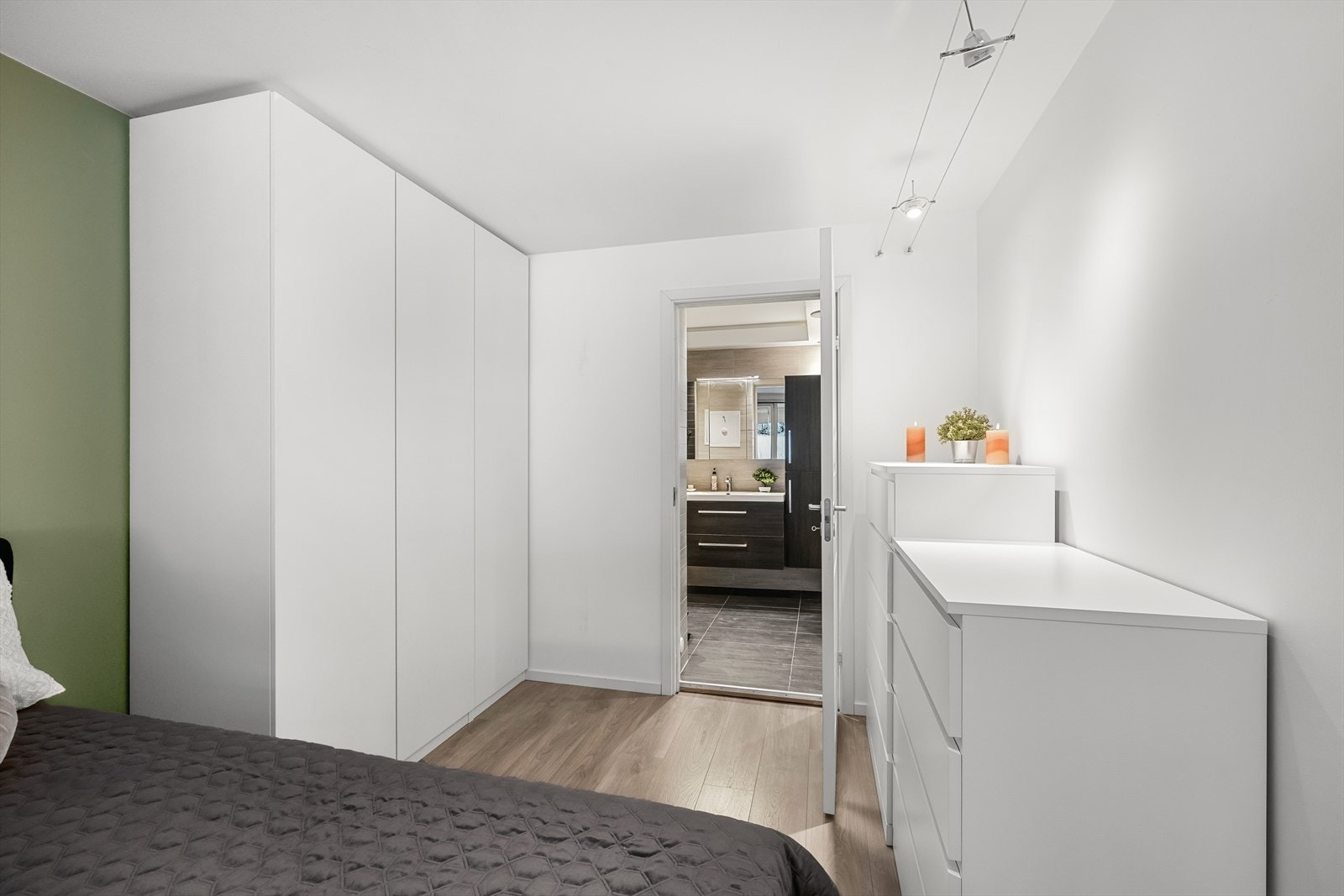 Soverommet har egen inngang til badet! Galleribilde