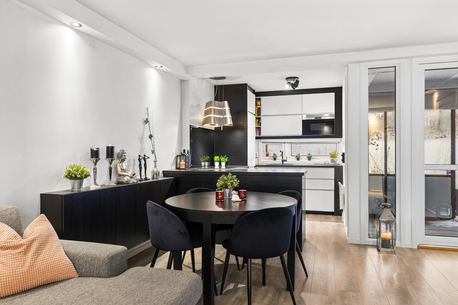 Det er åpent mellom stuen og kjøkkenet, men barløsningen gir likevel et fint skille mellom rommene. Galleribilde