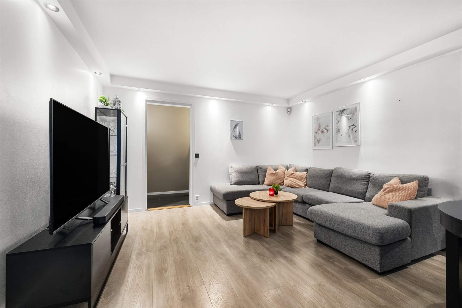 Boligen har en meget god planløsning, med store rom og god utnyttelse av plassen. Det elektriske anlegget ble oppgradert desember 2025! Galleribilde