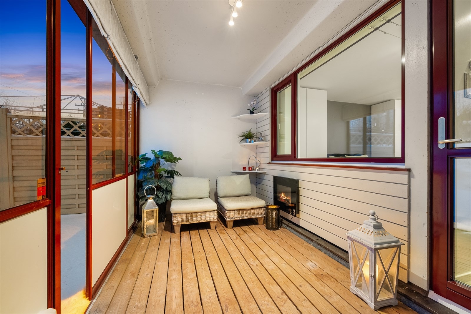 Vinterhagen er på ca. 11 kvm, og har store skyvedører videre ut til hagen. Det er montert elektrisk peis og hylleløsninger, og lunt tregulv. Galleribilde