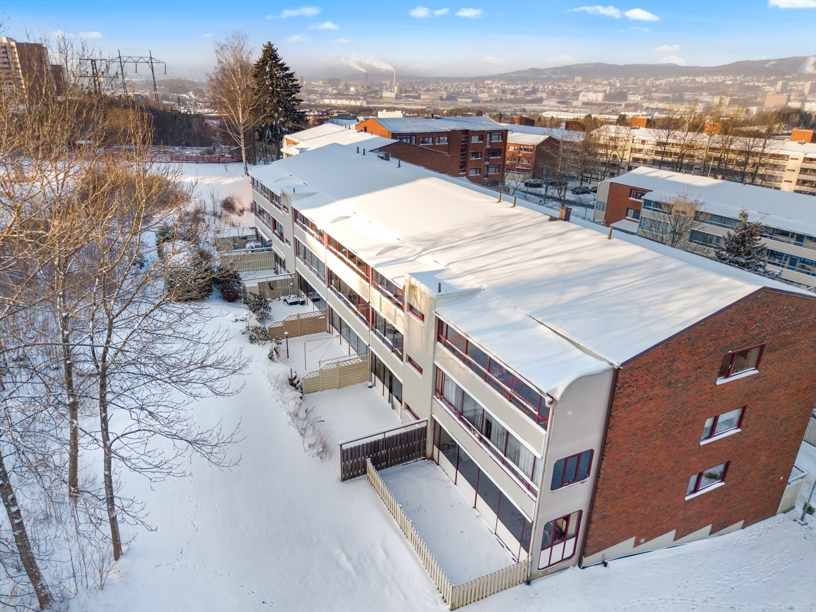 Uteplassen er skjermet og tilbaketrukket på byggets solside. Galleribilde