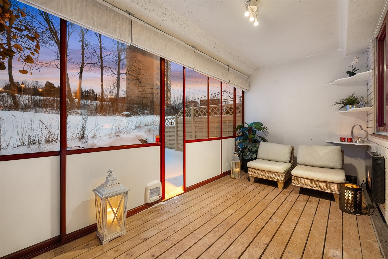 Her er det godt med plass til både sittegrupper og øvrig møblement, godt skjermet for vær og vind. Galleribilde