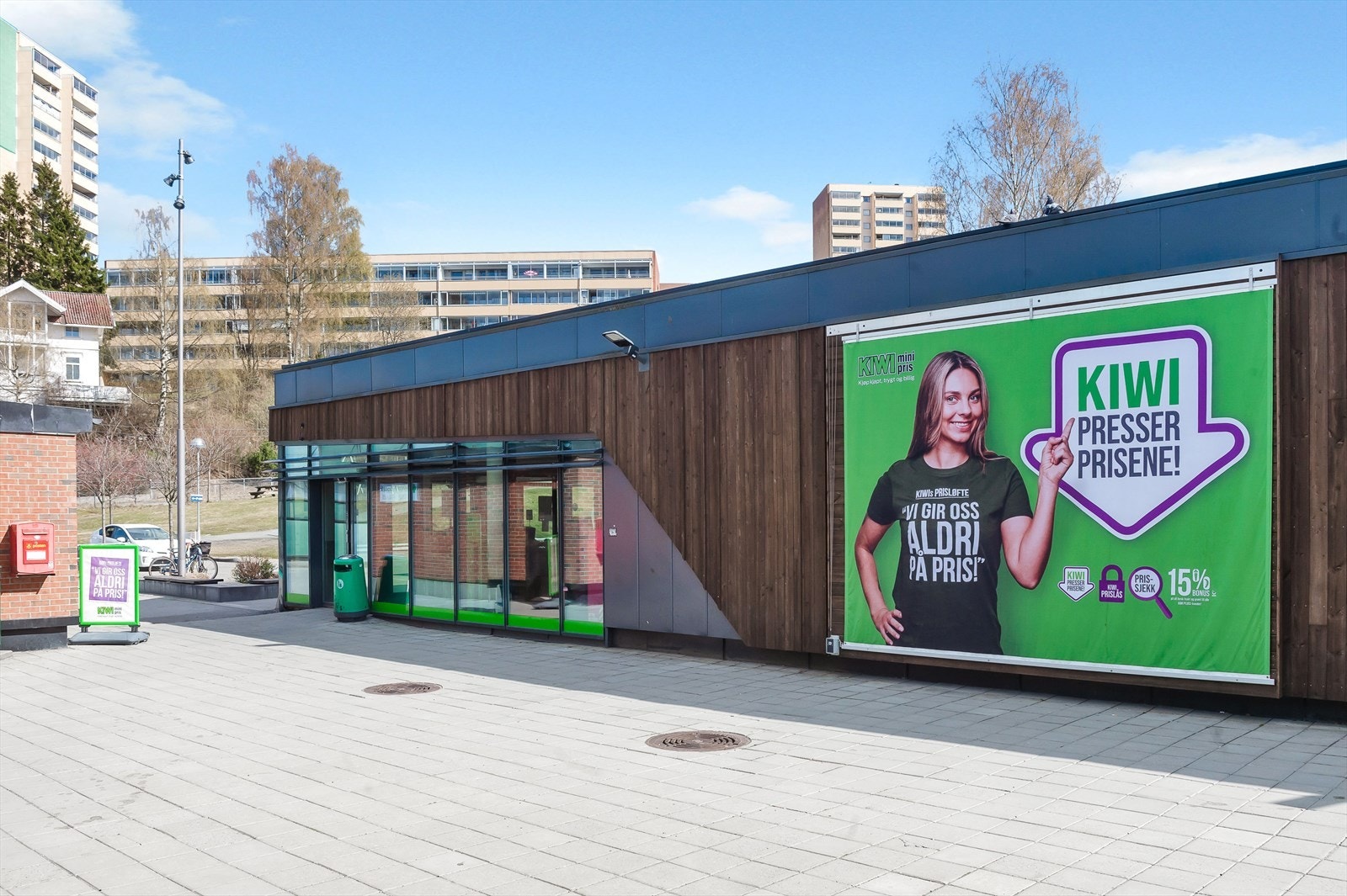 Like nedenfor borettslaget finner du Trosterud t-bane. Her har du også Kiwi og storkiosk. Galleribilde