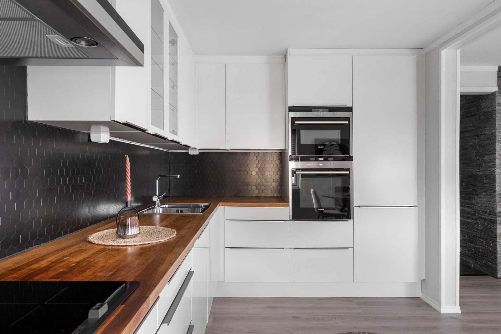 Benkeplaten er i limtre og induksjonstoppen er fra 2022 Galleribilde