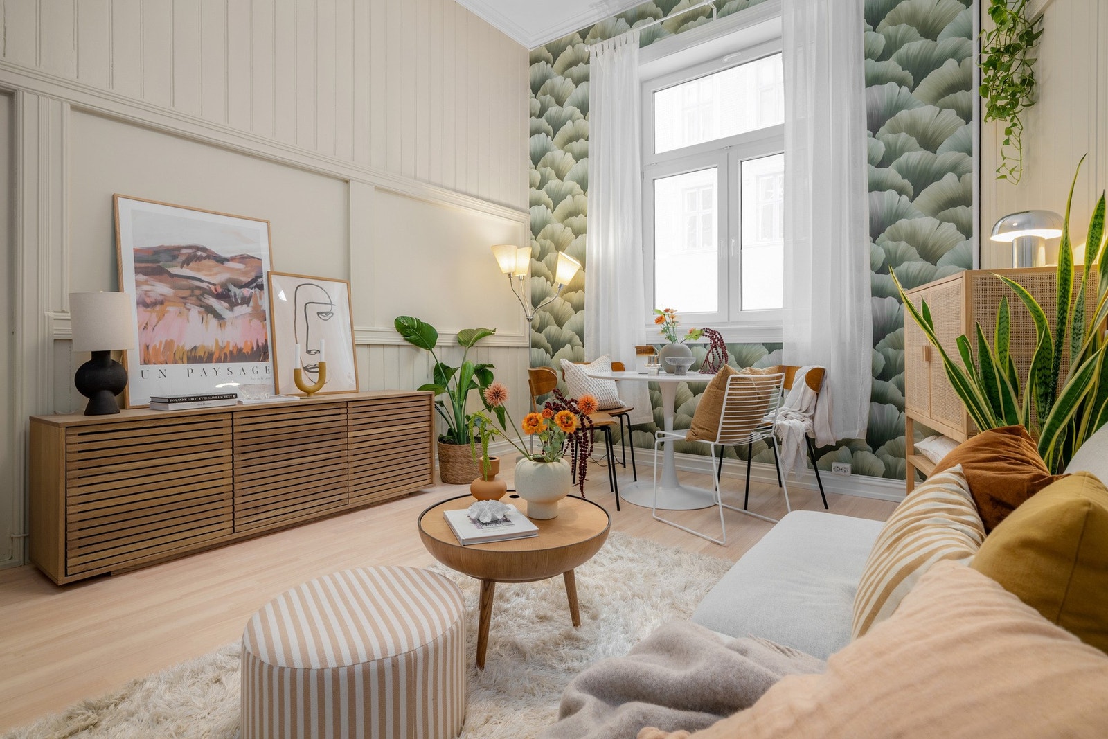 Her har du rikelig med plass til en stor sofagruppe, samt en spisestue. Galleribilde