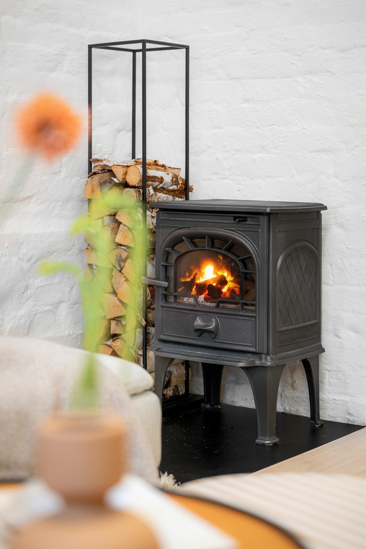 Lettfyrt, rentbrennende peisovn gir effektiv opvarming og hyggelig atmosfære. Galleribilde