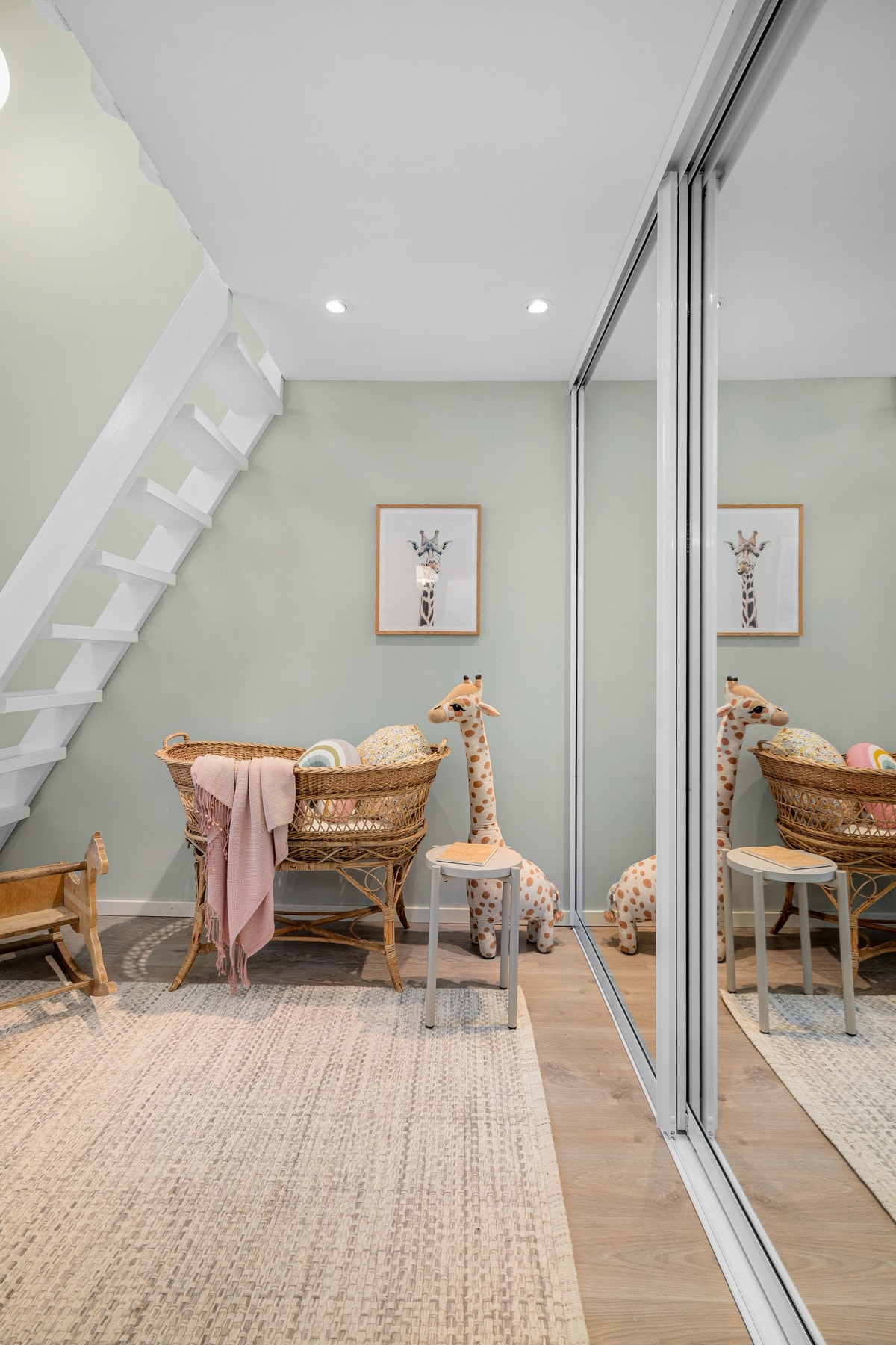 Soverom 2 har også fin størrelse med plass til div. møblement. Rommet har skyvedørsgarderobe og hemsen har plass til 160cm seng. Galleribilde