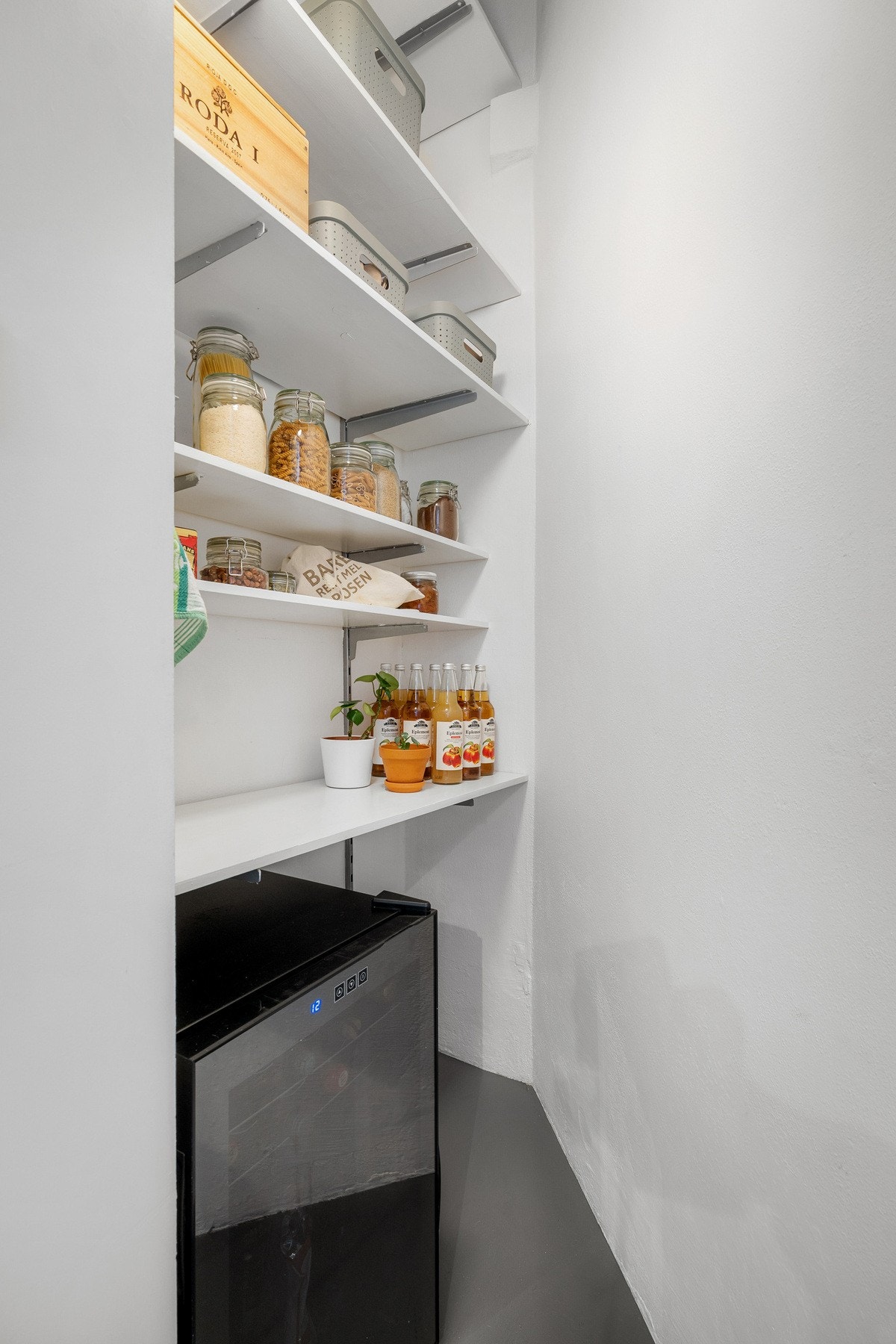 Praktisk innvendig kott i tilknytting til kjøkkenet. Galleribilde