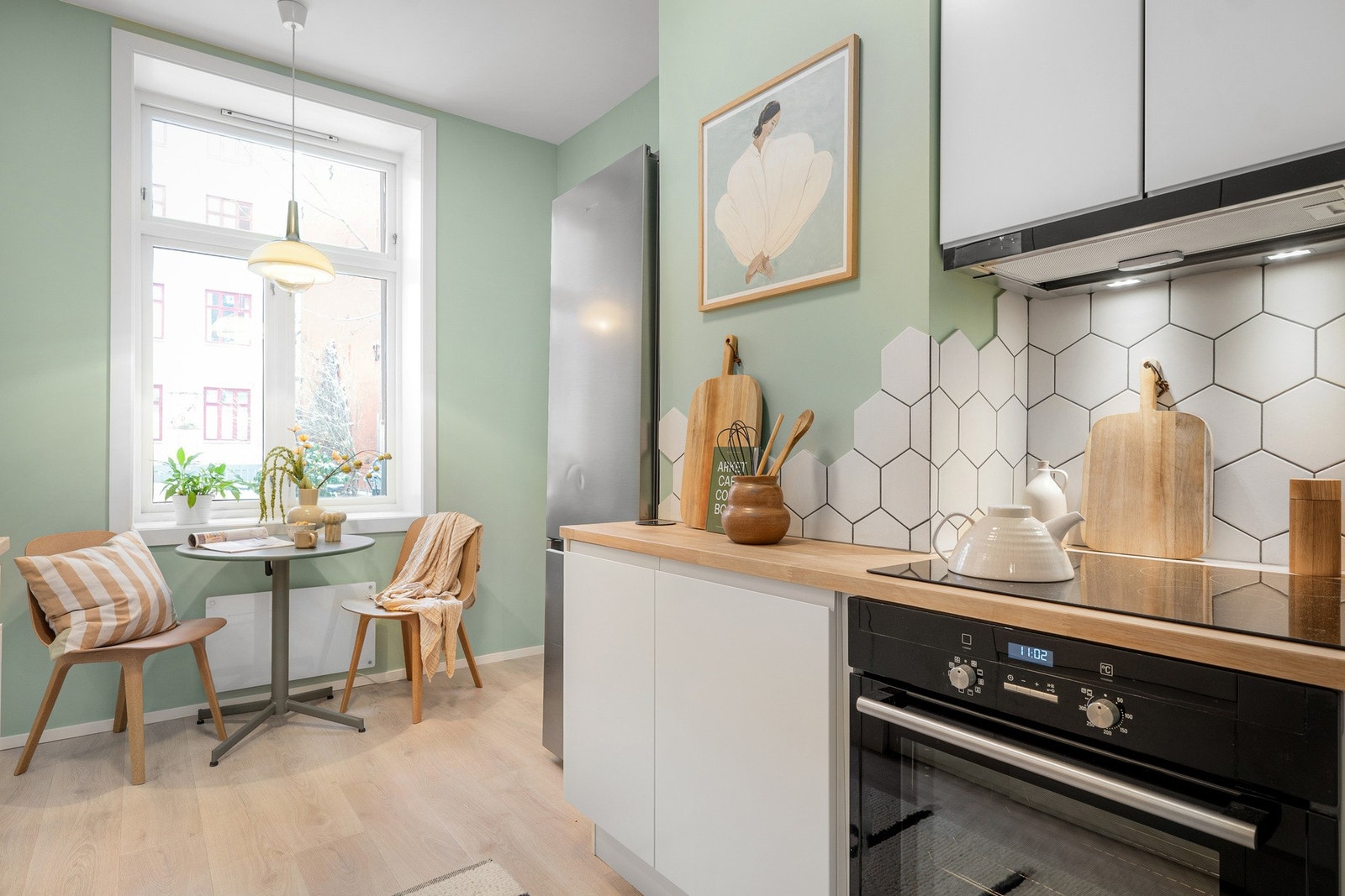 Integrert komfyr med keramisk platetopp og
oppvaskmaskin. Her er også aquastop og komfyrvakt etablert. Galleribilde