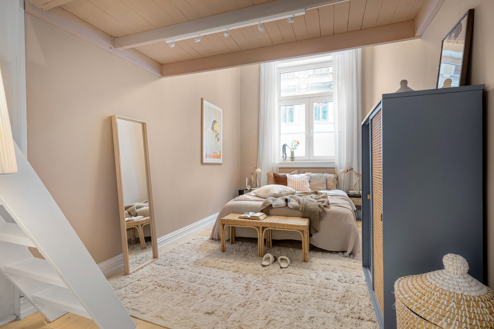 Hovedsoverommet har rikelig med naturlig lys og rommer godt en stor dobbeltseng Galleribilde