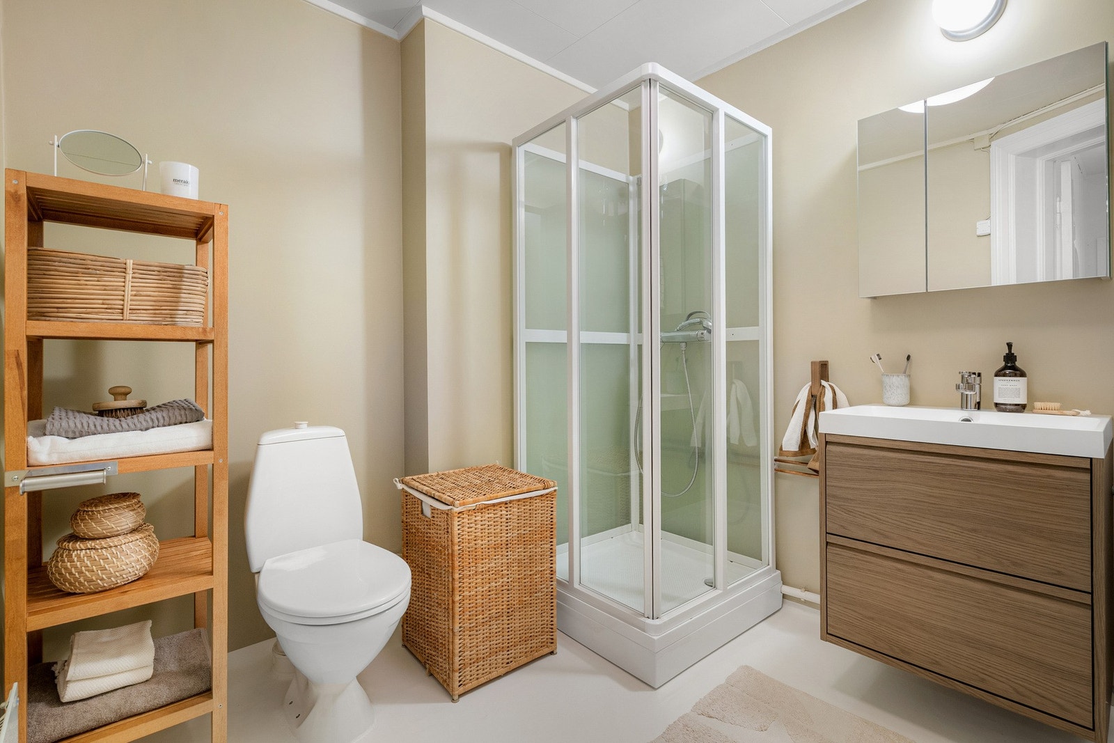 Badet ble opprinnelig etablert i ca. 1982 og er innredet med servant m/skap, speilskap og dusjkabinett fra 2025 Galleribilde