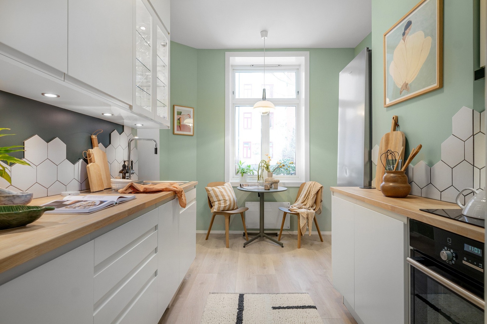 Den stilrene og innholdsrike kjøkkeninnredningen fra HTH er plassert langs begge langveggene. Kjøkkenet ble renovert i 2020. Galleribilde