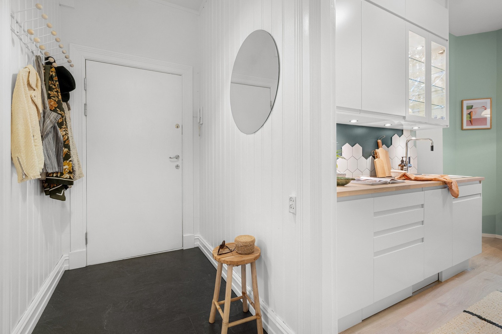 Entréen fremstår ryddig og funksjonell med plass til yttertøy og sko. Galleribilde