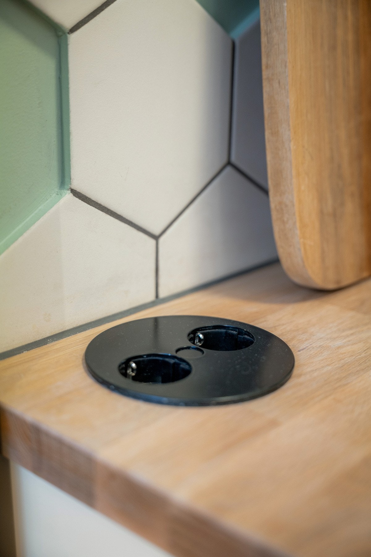 Kjøkkenet har stikkontakter integrert i benkeplate. Galleribilde