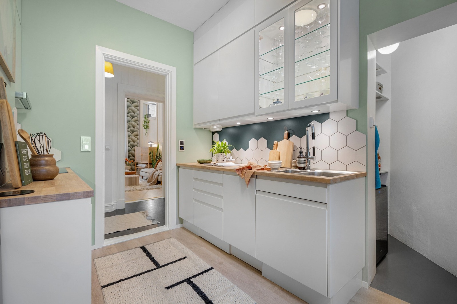 Kjøkkenet er godt utnyttet med rikelig av skap- og benkeplass Galleribilde