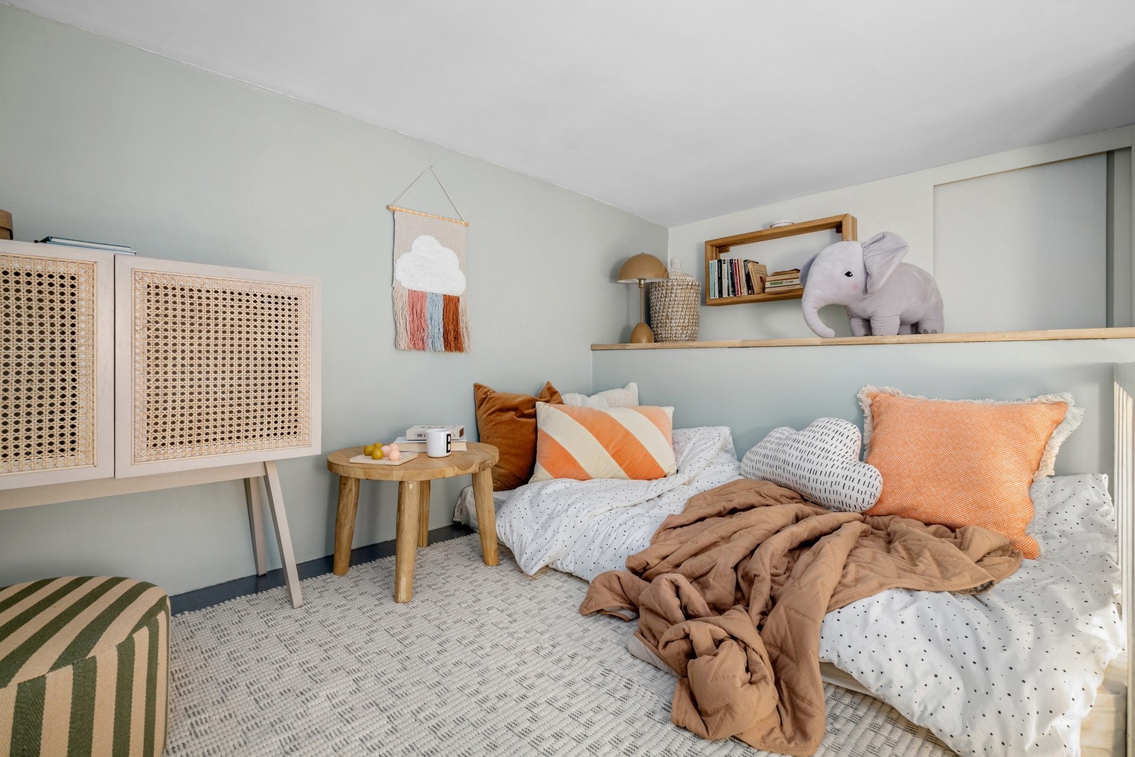 Hva er koseligere enn å ha sin egen private lekehems? Her er det også gode oppbevaringsmuligheter med innfelt benk og hyller bak skyvedør. Galleribilde